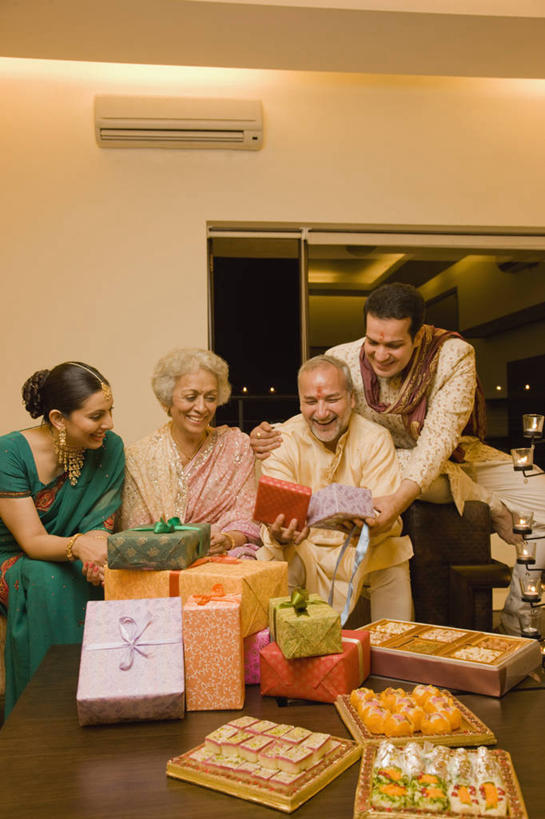 点心,成年人,中年人,老年人,四个人,坐,微笑,竖图,室内,夜晚,生日,快乐,幸福,沙发,礼物,印度,开,丰富,庆祝,包装纸,食品,甜点,甜品,首都,盒子,食物,糕点,甜食,打开,靠,靠着,搭,摄影,惊奇,起居室,开启,搭着,生日礼物,印度文化,纱丽,新德里,老年男性,老年女性,女人,女性,中年男性,中年女性,印度人,彩图,传统服装,蛋糕,传统文化