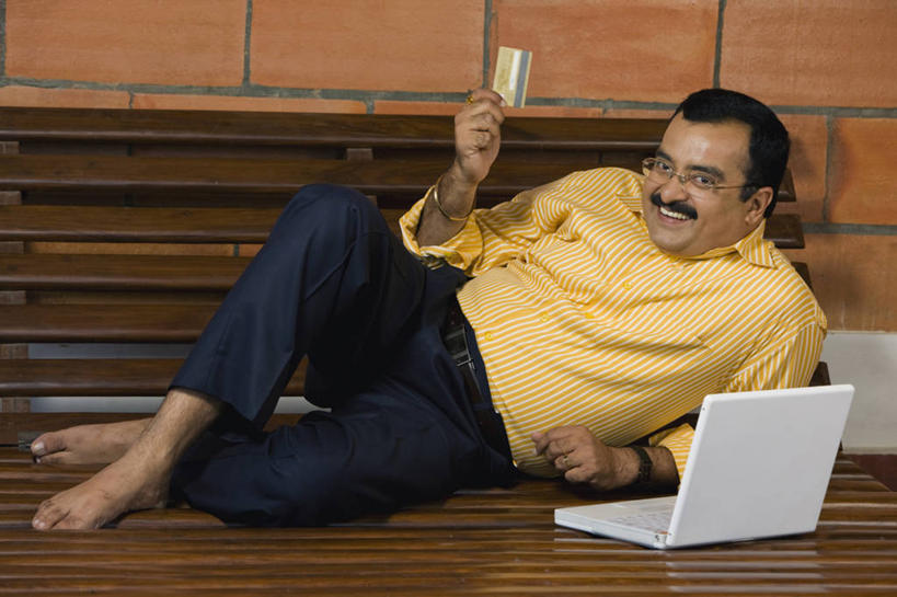 成年人,中年人,老年人,头发,一个人,笑,微笑,露齿笑,横图,室外,白天,正面,衬衫,快乐,通讯,幸福,信心,信用卡,笔记本电脑,技术,印度,仅一个男性,仅一个人,仅一个中年男性,敲打,长椅,联系,输入,黑色,打字,赤脚,乐趣,摄影,点击,敲击,侧卧,享乐,肖像,网上银行,无线电技术,泰米尔纳德邦,金奈,无忧无虑,按键,男人,男性,中年男性,印度人,小胡子,电子商务,双腿交叉,彩图,短发