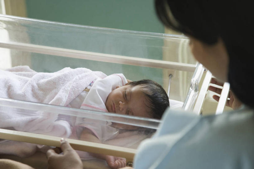 婴儿,儿童,成年人,中年人,两个人,家庭,母亲,医院,横图,俯视,室内,特写,白天,幸福,纯洁,印度,首都,小孩,温暖,温馨,一家人,可爱,童年,摄影,活泼,观看,和睦,脆弱,宝宝,手术服,纯真,烂漫,无邪,腕带,新德里,伶俐,天真,女性,中年女性,印度人,孩子,睡觉,仰卧,彩图,高角度拍摄,爱,融洽