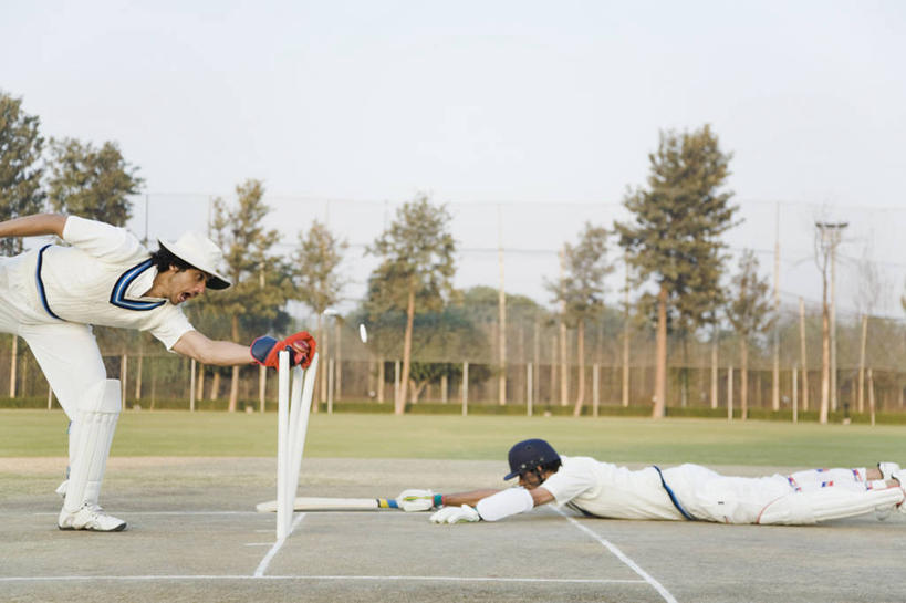 成年人,一个人,两个人,横图,室外,白天,运动服,运动,竞争,印度,仅一个男性,仅一个人,首都,拿着,仅一个年轻男性,趴着,活力,摄影,生活方式,决心,新德里,敌对,技能,男人,男性,年轻男性,印度人,年轻人,彩图,板球运动员