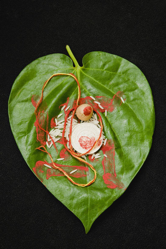 无人,竖图,俯视,特写,叶子,黑色背景,米,饮食,红色,线绳,摄影,宗教,染料,印度文化,印度教,硬币,彩图,高角度拍摄,影棚拍摄,传统文化