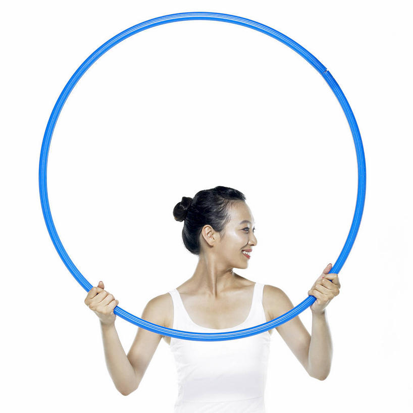 东方人,一个人,站,笑,微笑,露齿笑,竖图,室内,白天,白色背景,正面,锻炼,运动,亚洲,仅一个年轻女性,仅一个女性,仅一个人,握,阴影,内衣,反射,影子,扭头,注视,黄种人,运动器械,一个,蓝色,白色,观察,看,站着,转头,健身器械,胸罩,文胸,握着,摄影,影棚,单个,观看,运动文胸,察看,关注,呼啦圈,健身器材,健身圈,乳罩,胸衣,运动胸罩,体育,年轻女性,女人,女性,亚洲人,站立,半身,彩图,影棚拍摄,健身,拍摄,运动型胸罩,运动器材