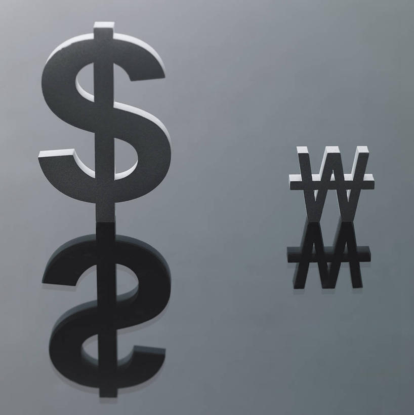 无人,竖图,俯视,室内,特写,白天,钱,美元,静物,阴影,灰色背景,反射,标志,钱币,文字,影子,美金,标识,两个,模型,金融,摄影,影棚,韩币,经济,美圆,流通,贸易,货币,美元符号,现金,彩图,高角度拍摄,影棚拍摄,拍摄,圜,韩币符号