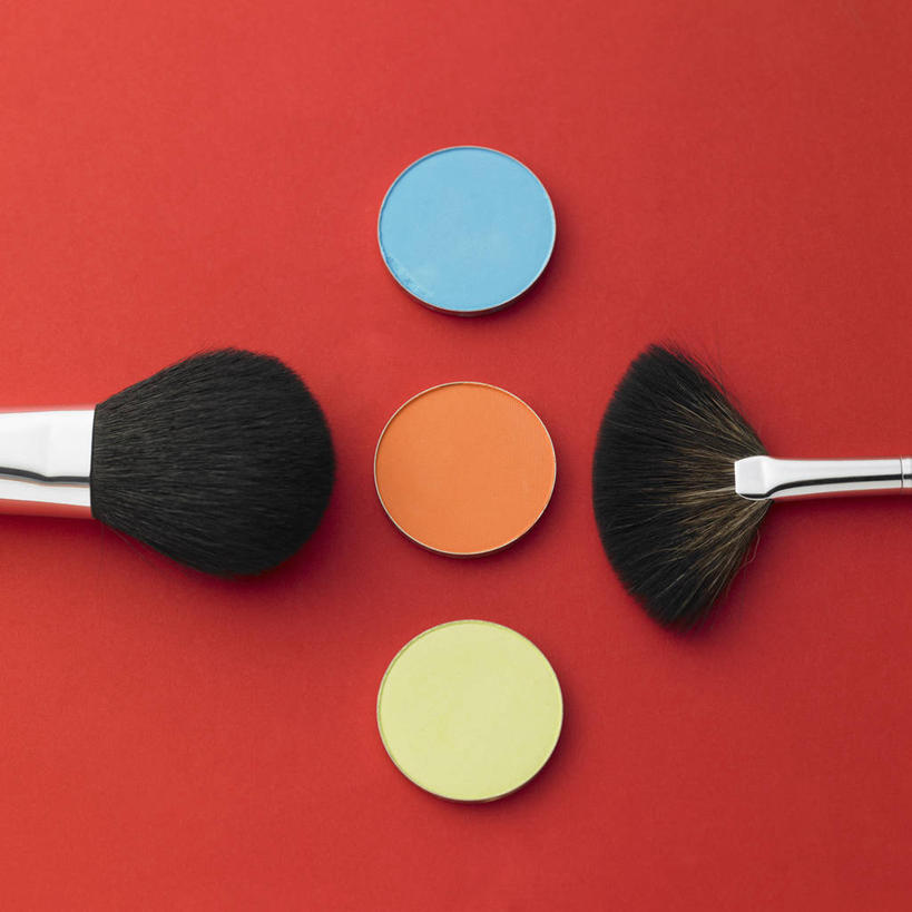 无人,竖图,室内,特写,白天,正面,化妆,美容,静物,护肤,红色背景,两个,彩妆,化妆刷,刷子,保养,享受,休闲,眼影,放松,保健,摄影,影棚,眼影刷,调色盘,美容工具,调色板,养颜,彩妆刷,化妆工具,彩图,影棚拍摄,拍摄,眼影调色盘