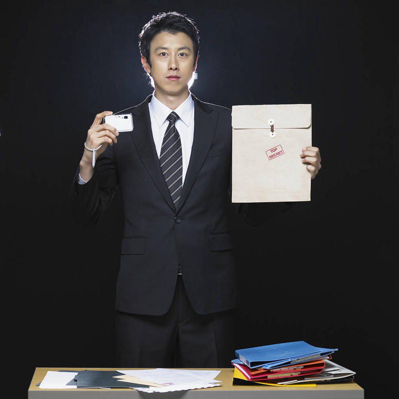 东方人,一个人,商务人士,商务男性,办公室,站,竖图,室内,白天,正面,衬衫,家具,桌子,袋子,相机,亚洲,仅一个男性,仅一个人,一堆,许多,握,阴影,堆叠,堆积,黑色背景,套装,反射,影子,纸袋,办公桌,领带,很多,注视,黄种人,仅一个年轻男性,一个,拍照,容器,数码相机,观察,看,站着,握着,摄影,影棚,单个,观看,储藏,堆,档案袋,察看,象征,庄重,储存,关注,商务装,身份,文件架,工薪阶层,资料架,办公家具,正式,地位,文件框,文件座,资料档,资料座,男人,男性,年轻男性,亚洲人,白领,上班族,照相机,站立,半身,彩图,影棚拍摄,衬衣,拍摄,照相,贮存