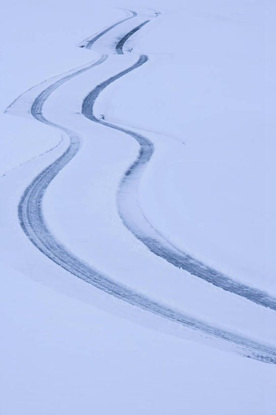 无人,竖图,俯视,室外,白天,美景,雪,大雪,阴影,曲折,弯曲,反射,影子,积雪,景观,雪景,冬季,冬天,痕迹,自然,景色,寒冷,蜿蜒,自然风光,严寒,陈迹,彩图,高角度拍摄,胎印,轮胎印