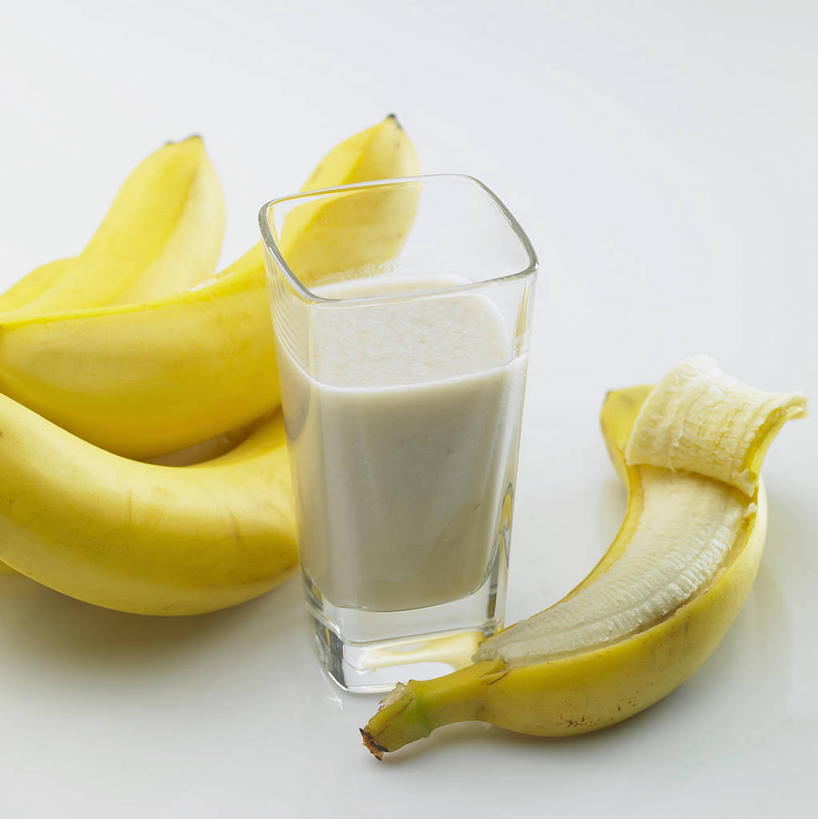 果汁,无人,竖图,俯视,室内,特写,白天,香蕉,杯子,水果,阴影,灰色背景,新鲜,反射,影子,生食,食品,果实,饮品,一杯,玻璃制品,食物,饮料,一个,黄色,水杯,四个,摄影,有机食品,绿色食品,影棚,单个,可口,香蕉汁,适口,玻璃杯,甘蕉,彩图,高角度拍摄,影棚拍摄,拍摄