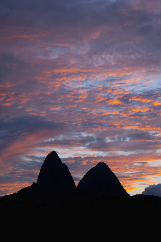 无人,竖图,室外,白天,仰视,旅游,度假,美景,日落,山,山脉,韩国,亚洲,景观,山峰,晚霞,霞光,落日,山峦,背光,娱乐,自然,黄昏,群山,享受,休闲,景色,彩霞,放松,自然风光,逆光,东亚,大韩民国,全罗北道,夕照,薄暮,夕阳,彩图,低角度拍摄,傍晚,斜阳,道
