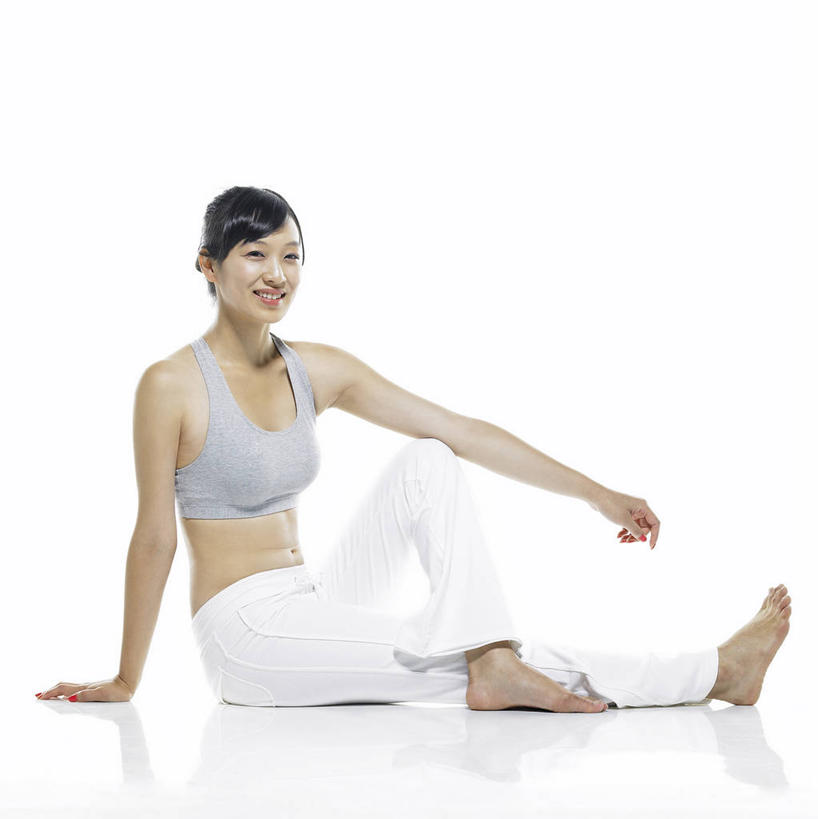 东方人,一个人,坐,笑,微笑,露齿笑,竖图,室内,白天,白色背景,正面,亚洲,仅一个年轻女性,仅一个女性,仅一个人,撑,阴影,内衣,反射,影子,扭头,注视,黄种人,光脚,观察,看,转头,赤脚,胸罩,文胸,搭,摄影,影棚,观看,运动文胸,察看,撑着,搭着,关注,乳罩,胸衣,运动胸罩,年轻女性,女人,女性,亚洲人,坐着,彩图,全身,影棚拍摄,拍摄,运动型胸罩