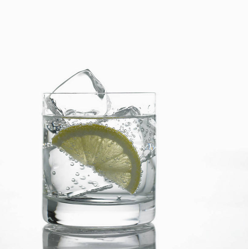 无人,竖图,室内,特写,白天,白色背景,正面,水,柠檬,杯子,水果,一堆,许多,阴影,堆叠,堆积,新鲜,反射,液体,影子,冰,生食,冰块,食品,果实,很多,一杯,饮用水,冷冻,玻璃制品,食物,一个,水杯,矿泉水,寒冷,摄影,有机食品,绿色食品,影棚,冷藏,单个,堆,冰冷,蒸馏水,保鲜,玻璃杯,益母果,柠檬片,柠果,彩图,影棚拍摄,拍摄