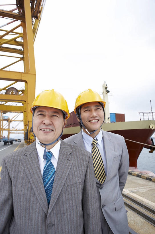 东方人,两个人,同事,商务人士,商务男性,码头,站,笑,微笑,露齿笑,竖图,室外,白天,正面,衬衫,成功,合作,团队,集体,信心,港口,船,帽子,亚洲,一艘,阴影,套装,朦胧,模糊,光线,头盔,影子,领带,注视,黄种人,队伍,油轮,架子,两个,黄色,天空,阳光,安全帽,交通工具,天,观察,看,站着,观看,支撑,固定,察看,领导,象征,庄重,成就,关注,载具,商务装,身份,合伙,领袖,工薪阶层,正式,地位,集装箱码头,老年男性,男人,男性,年轻男性,亚洲人,白领,上班族,站立,半身,彩图,衬衣,摆渡口,埠头,渡口,渡头,港湾,海港,货运码头,口岸,商港,商船,油船,运输船舶