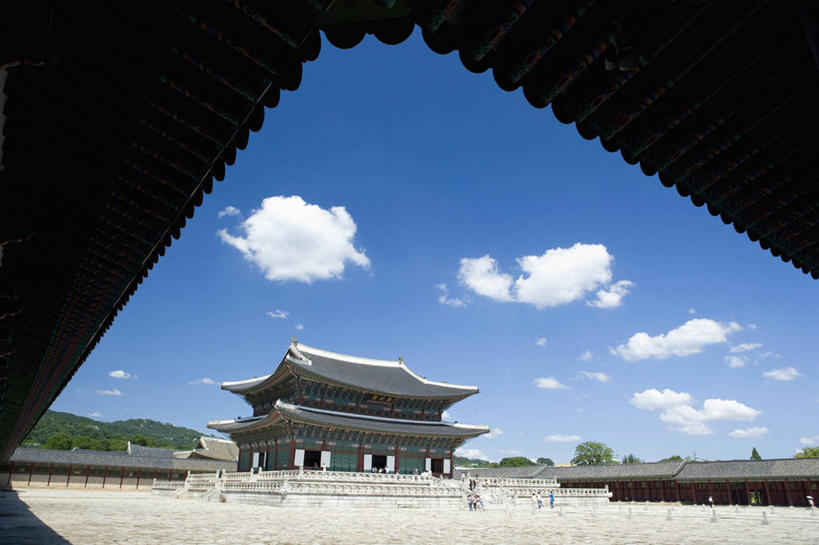 无人,宫殿,横图,室外,白天,仰视,旅游,度假,名胜古迹,标志建筑,地标,建筑,景福宫,首尔,汉城,韩国,亚洲,阴影,遗迹,光线,瓦片,影子,屋顶,屋檐,云,云朵,首都,云彩,顶棚,古迹,文物,娱乐,建设,古建筑,檐,蓝色,白云,蓝天,天空,阳光,天,享受,休闲,旅游胜地,放松,晴朗,宫廷,古文明,东亚,大韩民国,首尔市,首尔特别市,特别市,北阙,王宫,晴空,彩图,低角度拍摄,皇宫