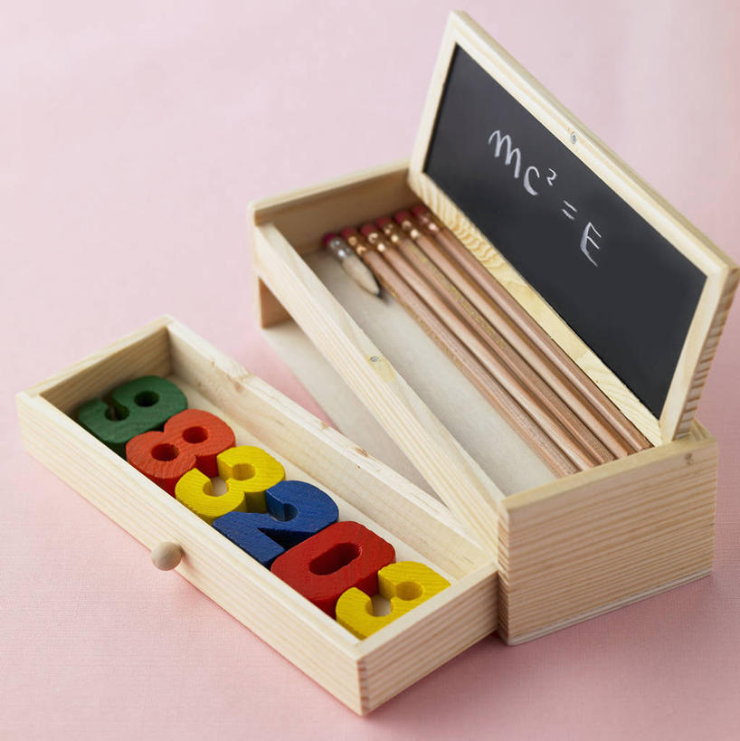 无人,竖图,俯视,室内,特写,白天,游戏,静物,玩具,一排,许多,阴影,粉色背景,整齐,反射,木制,标志,数字,文字,影子,字符,办公用品,很多,玩,铅笔盒,娱乐,标识,盒子,文具,排列,一个,灰色,木制品,容器,学习用品,黑板,休闲,益智,教学,摄影,阿拉伯数字,影棚,单个,活动,储藏,文具用品,储存,队列,发泄,消遣,智力,宣泄,耐磨,教学黑板,玩耍,嬉戏,彩图,高角度拍摄,影棚拍摄,拍摄,贮存