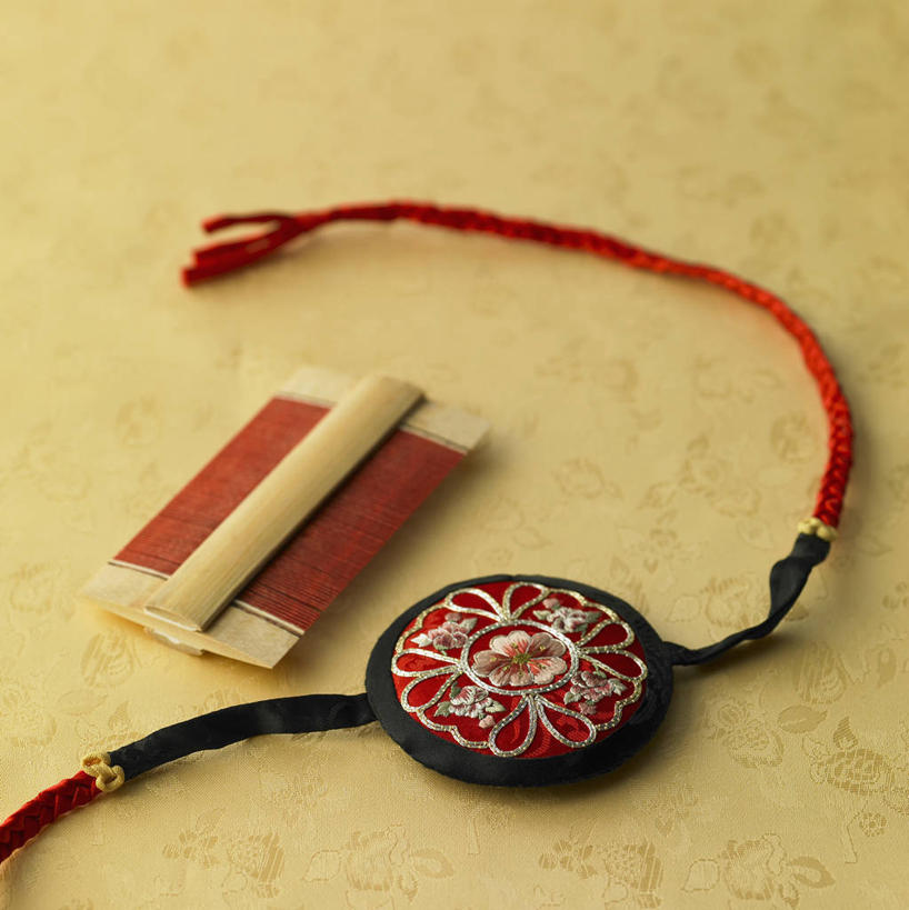 无人,竖图,俯视,室内,特写,白天,静物,阴影,反射,头饰,影子,梳子,一个,发夹,发饰,夹子,日用品,摄影,影棚,褐色背景,单个,美发用品,彩图,高角度拍摄,影棚拍摄,拍摄