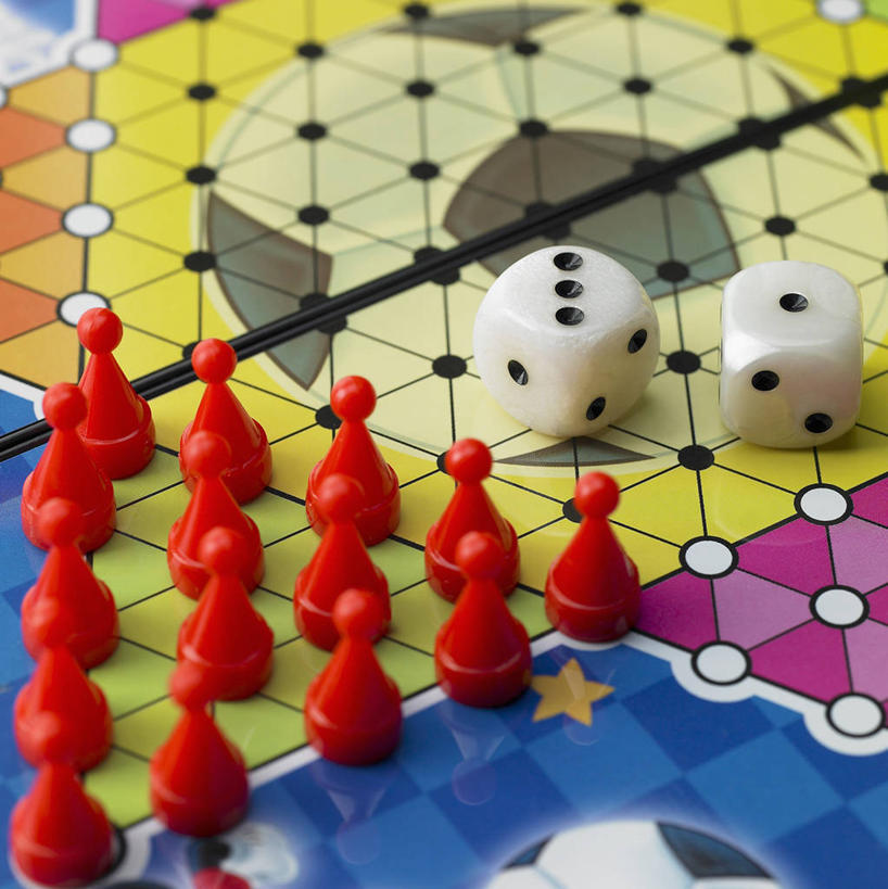 无人,竖图,俯视,室内,特写,白天,游戏,智慧,静物,玩具,一排,许多,阴影,整齐,并列,并排,反射,骰子,影子,很多,玩,娱乐,排列,两个,红色,休闲,棋子,棋盘,益智,活动,队列,发泄,消遣,智力,赌具,跳棋,平行,色子,投子,宣泄,西洋跳棋,国际跳棋,玩耍,嬉戏,彩图,高角度拍摄