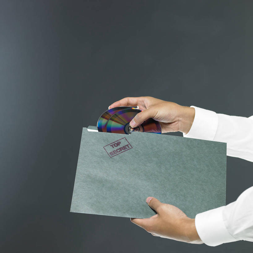 东方人,手,一个人,商务人士,商务男性,竖图,室内,白天,正面,衬衫,数据,袋子,亚洲,双手,仅一个男性,仅一个人,一张,握,阴影,灰色背景,套装,反射,信息,光盘,影子,纸袋,光碟,黄种人,存储介质,仅一个年轻男性,一个,绿色,容器,手部,握着,摄影,影棚,单个,储藏,碟片,档案袋,存储,储存,商务装,工薪阶层,男人,男性,年轻男性,亚洲人,白领,上班族,半身,彩图,影棚拍摄,衬衣,拍摄,贮存