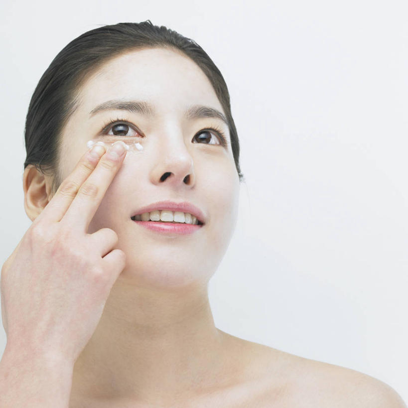 东方人,脸,头,脸颊,脖子,手,一个人,站,笑,微笑,露齿笑,方图,室内,特写,白天,白色背景,正面,化妆,美容,亚洲,仅一个年轻女性,仅一个女性,仅一个人,护肤,阴影,美白,反射,影子,注视,黄种人,裸露,肩膀,观察,看,站着,保养,享受,休闲,手部,面霜,放松,搭,保健,摄影,影棚,观看,保湿,单手,察看,滋润,乳液,护肤品,搭着,关注,裸,护肤用品,舒缓,养颜,控油,紧肤,嫩肤,抗衰,再生,增白,补水,祛斑,抗皱,防皱,除皱,去皱,年轻女性,女人,女性,亚洲人,头部,脖,颈,颈部,脸部,脸蛋,面部,站立,半身,彩图,影棚拍摄,拍摄