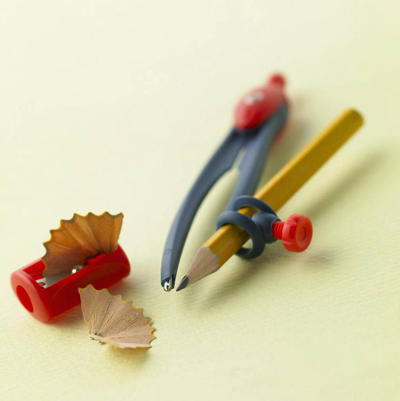 无人,竖图,俯视,室内,特写,白天,静物,阴影,灰色背景,反射,测量,木制,笔,工具,木屑,影子,刻度,办公用品,文具,一个,一只,尺,木制品,铅笔,学习用品,圆规,角度,摄影,影棚,单个,测量工具,文具用品,尺子,笔屑,衡量,卷笔刀,绘图,比例,削笔刀,碎屑,铅笔屑,测绘,量具,量仪,标度,削笔机,画图工具,彩图,高角度拍摄,影棚拍摄,拍摄,两脚规