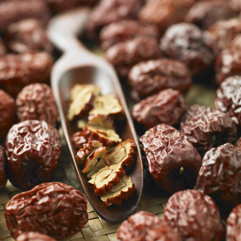 无人,竖图,俯视,室内,特写,白天,一把,一堆,许多,阴影,堆叠,堆积,朦胧,模糊,反射,木制,影子,勺子,很多,木制品,调羹,汤匙,枣,红枣,堆,枣子,大枣,彩图,高角度拍摄