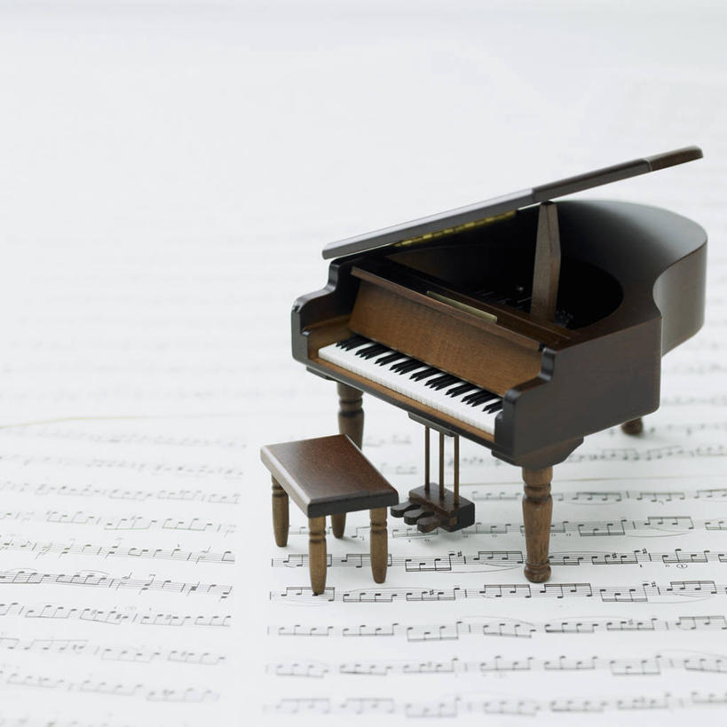无人,方图,俯视,室内,特写,白天,键盘,静物,书籍,阴影,反射,影子,钢琴,乐谱,乐器,三角钢琴,五线谱,音乐,一个,模型,单个,键盘乐器,节拍,音符,符头,符干,符尾,乐章,彩图,高角度拍摄