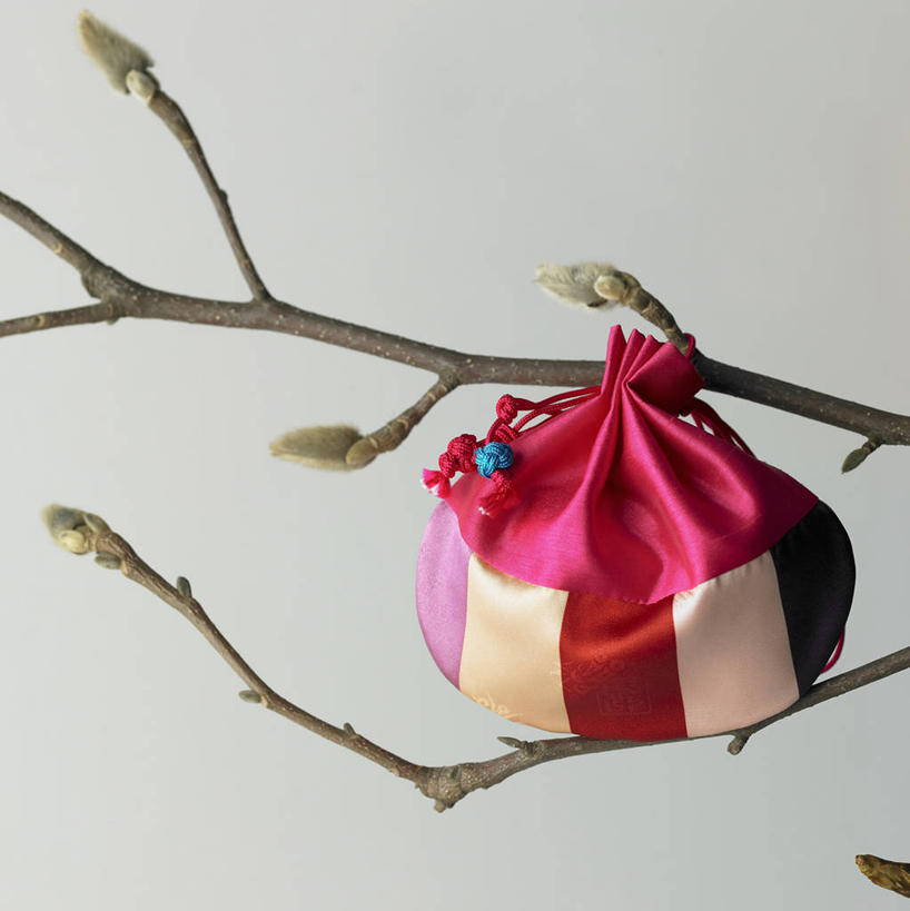 无人,竖图,室内,特写,白天,正面,袋子,阴影,灰色背景,反射,布袋,影子,枝条,祝福,文化,传统,树枝,一个,红色,祈祷,祈福,健康,许愿,摄影,影棚,单个,福袋,纪念,祈求,吉祥,虬枝,枝杈,好运,平安,彩图,影棚拍摄,拍摄