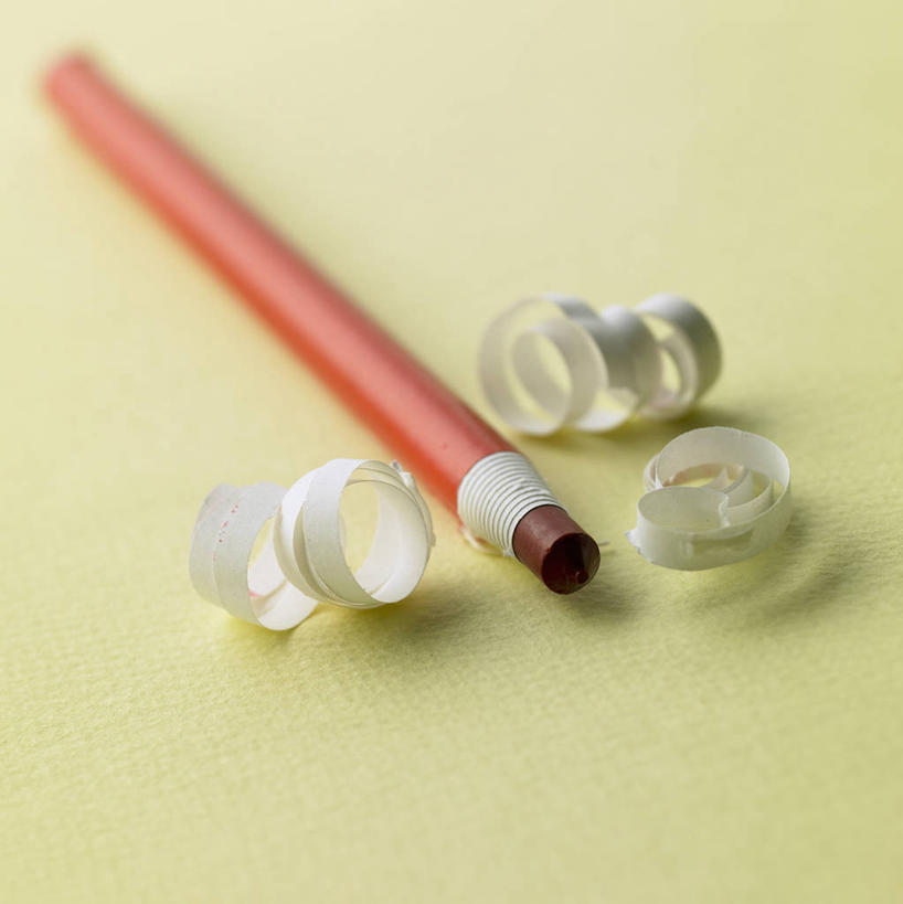 无人,竖图,俯视,室内,特写,白天,静物,阴影,黄色背景,环绕,缠绕,反射,木制,笔,木屑,影子,办公用品,文具,木制品,铅笔,学习用品,摄影,影棚,文具用品,一支,笔屑,纠缠,碎屑,铅笔屑,彩图,高角度拍摄,影棚拍摄,拍摄,彩色铅笔