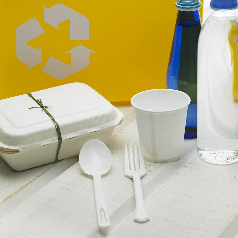 无人,竖图,俯视,室内,特写,白天,地板,静物,杯子,餐具,一把,阴影,环绕,围绕,反射,叉子,影子,勺子,地面,环抱,方向,木地板,箭头,三个,一个,瓶子,容器,塑料制品,纸制品,调羹,汤匙,塑料瓶,单个,储藏,纸杯,指向,储存,一次性杯子,一次性饭盒,餐叉,簇,萦绕,进餐用具,彩图,高角度拍摄,一次性餐盒,贮存