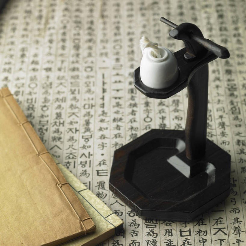 无人,竖图,俯视,室内,特写,白天,静物,书籍,照明,一排,许多,阴影,整齐,并列,并排,反射,标志,文字,影子,字符,字母,灯光,很多,标识,煤油灯,灯,排列,一个,黑色,书本,灯具,单个,两本,照亮,照明设备,队列,平行,韩语,书,图书,彩图,高角度拍摄,朝鲜语,韩国语,马灯