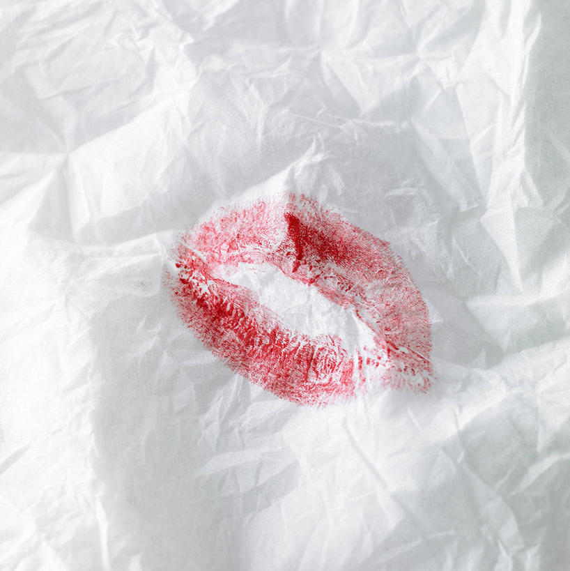 无人,竖图,俯视,室内,特写,白天,白色背景,静物,阴影,反射,影子,一个,红色,餐巾,摄影,影棚,单个,口红印,保洁方巾,口布,彩图,高角度拍摄,影棚拍摄,拍摄,唇印
