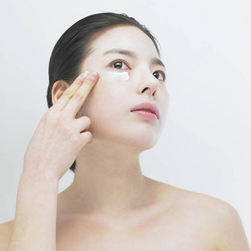 东方人,脸,头,脸颊,脖子,手,一个人,站,方图,室内,特写,白天,白色背景,正面,化妆,美容,亚洲,仅一个年轻女性,仅一个女性,仅一个人,护肤,阴影,美白,反射,影子,扭头,注视,黄种人,裸露,肩膀,观察,看,站着,转头,保养,享受,休闲,手部,面霜,放松,搭,保健,摄影,影棚,观看,保湿,单手,察看,滋润,乳液,护肤品,搭着,关注,裸,护肤用品,舒缓,养颜,控油,紧肤,嫩肤,抗衰,再生,增白,补水,祛斑,抗皱,防皱,除皱,去皱,年轻女性,女人,女性,亚洲人,头部,脖,颈,颈部,脸部,脸蛋,面部,站立,半身,彩图,影棚拍摄,拍摄