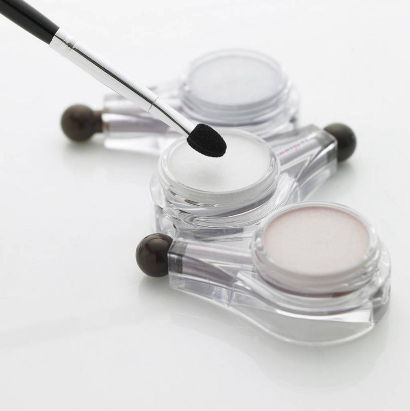 无人,竖图,俯视,室内,特写,白天,白色背景,静物,一把,化妆品,化妆刷,刷子,腮红,摄影,影棚,腮红刷,美容工具,化妆用品,胭脂,彩妆刷,化妆工具,胭脂刷,彩图,高角度拍摄,影棚拍摄,拍摄