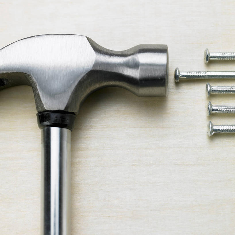 无人,竖图,俯视,室内,特写,白天,静物,金属制品,五个,许多,敲打,阴影,灰色背景,反射,金属,锤子,钉子,工具,榔头,影子,一个,摄影,影棚,单个,五金,变形,紧固,矫正,塑形,牢固,羊角锤,彩图,高角度拍摄,影棚拍摄,拍摄,稳固