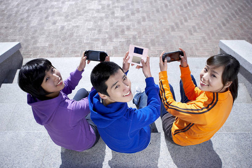 东方人,三个人,伙伴,朋友,坐,笑,微笑,露齿笑,横图,俯视,室外,白天,游戏,友谊,科技,楼梯,道路,路,亚洲,握,阴影,服装,光线,影子,阶梯,小路,交通,玩,扭头,注视,休闲装,黄种人,娱乐,台阶,衣服,蓝色,紫色,阳光,观察,看,转头,休闲,休闲服,橙色,连帽衫,握着,服饰,游戏机,观看,活动,三台,察看,掌上游戏机,发泄,关注,消遣,智力,帽衫,便携式游戏机,手提游戏机,宣泄,友情,男人,男性,年轻男性,年轻女性,女人,女性,亚洲人,玩耍,嬉戏,坐着,彩图,高角度拍摄,全身,psp掌机