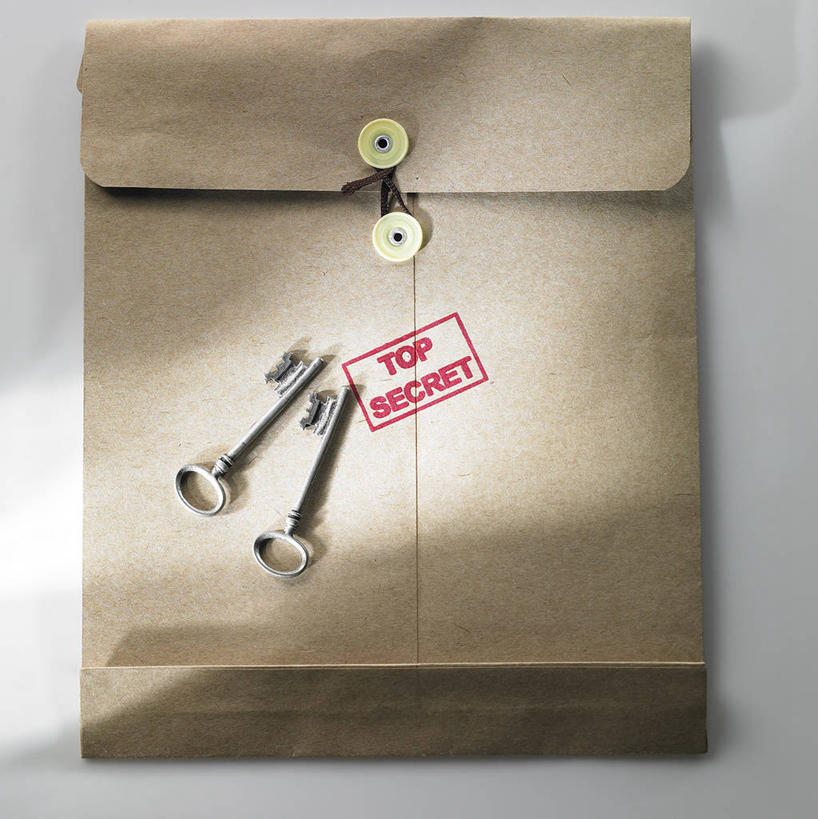 无人,竖图,俯视,室内,特写,白天,安全,静物,袋子,阴影,灰色背景,反射,影子,纸袋,防护,钥匙,两把,一个,容器,摄影,影棚,单个,储藏,保护,档案袋,开启,储存,封闭,保险,私密,保全,周全,安稳,安定,防盗,平安,彩图,高角度拍摄,影棚拍摄,拍摄,贮存