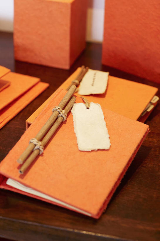 无人,竖图,俯视,室内,特写,白天,静物,礼盒,礼物,阴影,反射,影子,纸盒,贺卡,祝福,文化,盒子,两个,包装盒,卡片,礼品盒,橙色,礼品,礼仪,祝愿,彩图,高角度拍摄