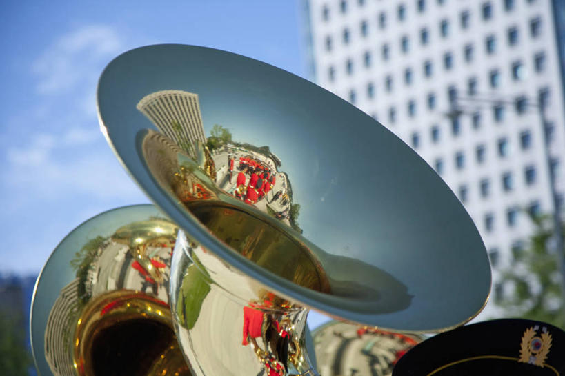 无人,家,横图,室外,特写,白天,仰视,植物,窗户,帽子,一排,许多,阴影,朦胧,模糊,整齐,并列,并排,光线,影子,房屋,墙,屋子,云,云朵,乐器,铜管乐器,很多,云彩,楼房,玻璃窗,墙壁,墙面,住宅,树,树木,排列,一个,蓝色,绿色,白色,白云,蓝天,天空,阳光,自然,天,军帽,生长,晴朗,单个,成长,队列,铜管,平行,军号,晴空,彩图,低角度拍摄,房子