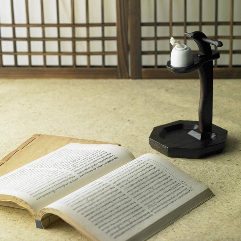 无人,竖图,俯视,室内,特写,白天,静物,书籍,照明,一本,阴影,反射,影子,灯光,煤油灯,灯,一个,黑色,书本,灯具,打开,翻开,单个,照亮,照明设备,掀开,书,图书,彩图,高角度拍摄,马灯