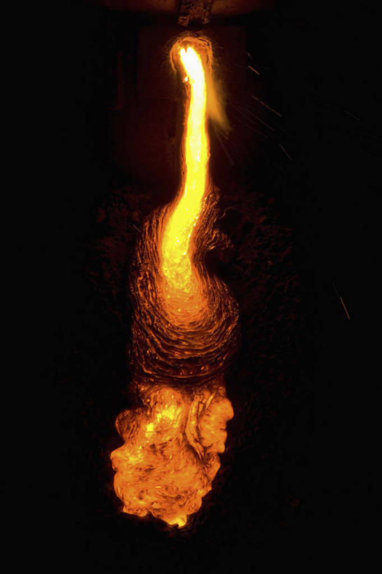 无人,竖图,俯视,室内,特写,白天,金属制品,阴影,黑色背景,光线,金属,火焰,影子,燃烧,点燃,摄影,影棚,火光,彩图,高角度拍摄,影棚拍摄,拍摄