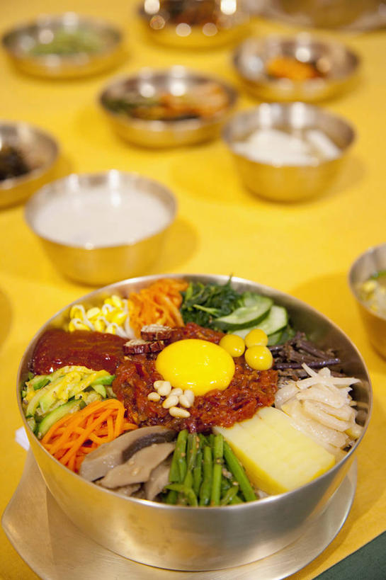 拌饭,无人,竖图,俯视,室内,特写,白天,烹饪,餐桌,桌子,蔬菜,金属制品,一堆,许多,阴影,堆叠,堆积,朦胧,模糊,新鲜,反射,金属,影子,蛋,鸡蛋,料理,食品,很多,韩式,菜肴,美食,食物,排列,容器,碗,佳肴,有机食品,绿色食品,餐台,储藏,堆,储存,韩国料理,韩国菜,韩式料理,草鸡蛋,卵,摆列,彩图,高角度拍摄,本鸡蛋,笨鸡蛋,柴鸡蛋,山鸡蛋,土鸡蛋,韩国拌饭,韩式拌饭,布列,分列,贮存