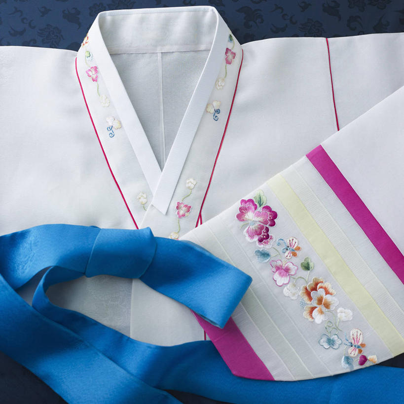 无人,方图,俯视,室内,特写,白天,民族服装,静物,阴影,蓝色背景,反射,丝绸,丝带,影子,缎带,绸带,蓝色,白色,一件,摄影,服饰,影棚,朝鲜服,彩图,高角度拍摄,影棚拍摄,传统服装,民俗服,拍摄,韩服