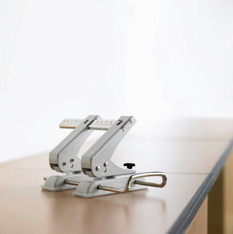 无人,办公室,竖图,室内,特写,白天,正面,家具,桌子,静物,连接,阴影,组合,朦胧,模糊,反射,影子,办公桌,办公用品,一个,单个,链接,装订,拼接,杠杆,拼凑,打孔机,打孔器,办公家具,拼合,凑集,聚合,撮合,链结,缝合,彩图