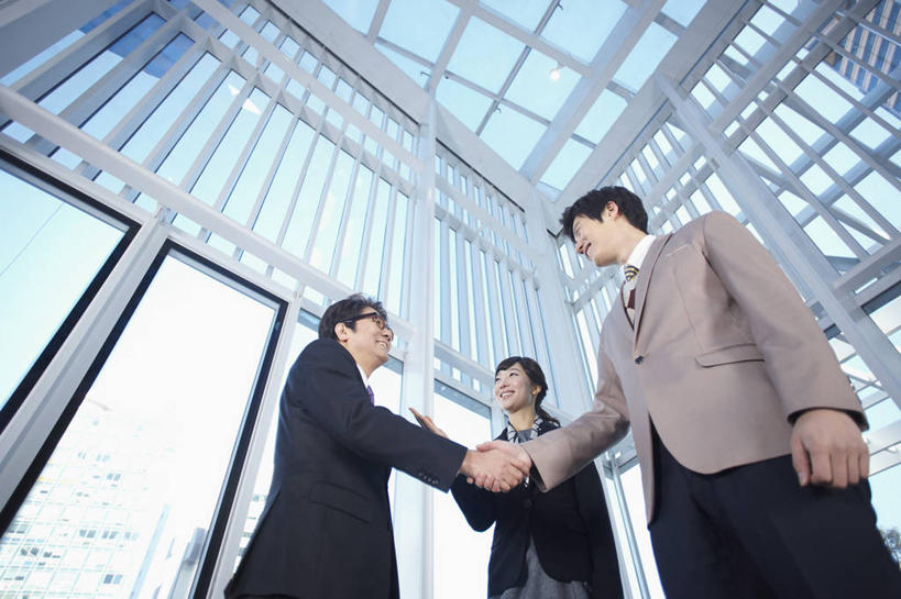 东方人,三个人,伙伴,同事,朋友,商务人士,商务男性,商务女性,站,握手,横图,室内,白天,仰视,衬衫,友谊,成功,合作,团队,集体,信心,窗户,落地窗,亚洲,一副,阴影,套装,反射,眼镜,影子,天窗,领带,注视,黄种人,队伍,玻璃窗,相视,观察,看,站着,面对面,战略,观看,对视,察看,领导,互视,象征,庄重,成就,关注,相对,商务装,身份,合伙,领袖,近视眼镜,工薪阶层,相看,联合,合谋,正式,地位,配合,协作,男人,男性,年轻男性,年轻女性,女人,女性,中年男性,亚洲人,白领,上班族,搀手,拉手,手搀手,手拉手,手牵手,手握手,站立,半身,彩图,低角度拍摄,衬衣