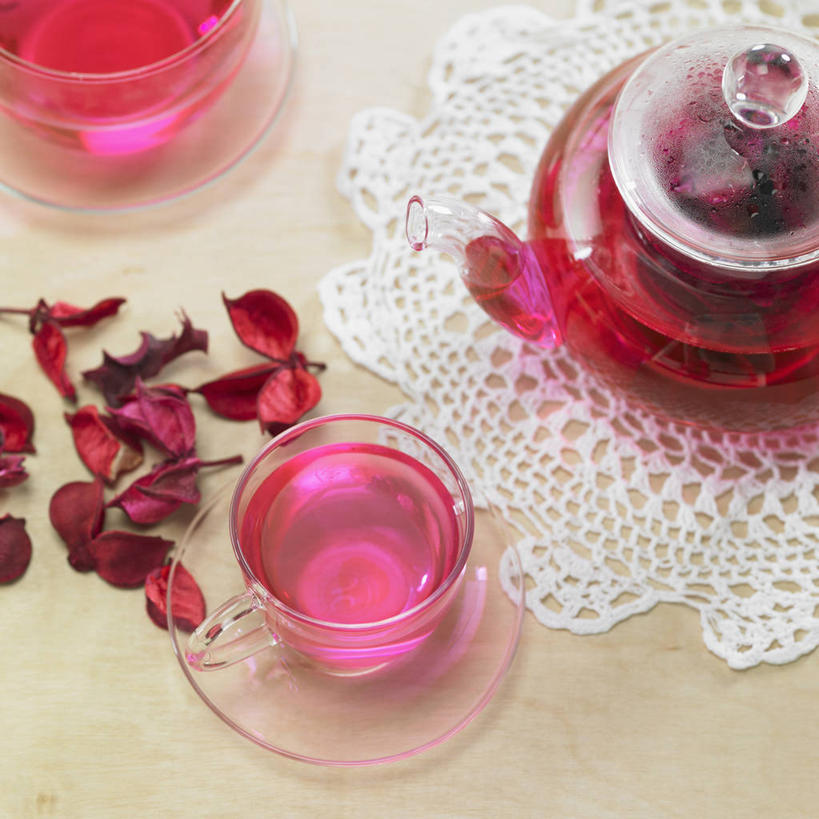 无人,方图,俯视,室内,特写,白天,幸福,餐桌,茶,桌子,杯子,玻璃,阴影,盛开,反射,壶,影子,茶叶,玫瑰花,饮品,一杯,花蕾,娱乐,玻璃制品,水壶,花,花瓣,花朵,鲜花,两个,一个,红色,茶壶,容器,水杯,花茶,花苞,花蕊,享受,休闲,温馨,放松,乐趣,保健,养生,单个,餐台,花草茶,舒适,玫瑰花茶,香花茶,香片,熏花茶,茶杯,彩图,高角度拍摄