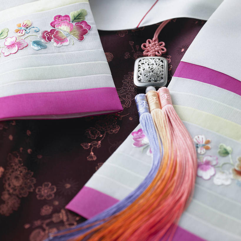 无人,方图,俯视,室内,特写,白天,民族服装,静物,阴影,装饰,反射,影子,装饰品,一个,装饰物,一件,服饰,单个,华丽,修饰,点缀,饰物,衬托,美观,雅致,雅观,朝鲜服,彩图,高角度拍摄,传统服装,民俗服,韩服