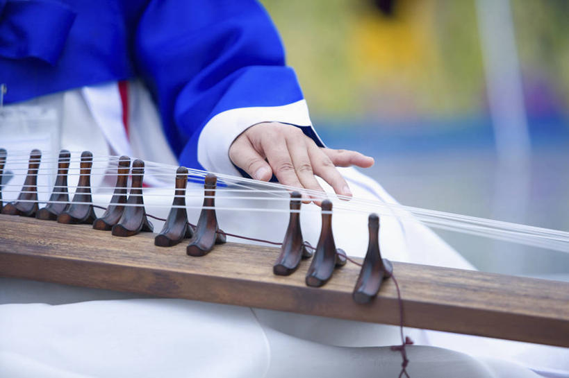 东方人,一个人,坐,横图,室内,白天,正面,民族服装,亚洲,仅一个年轻女性,仅一个女性,仅一个人,阴影,朦胧,模糊,反射,木制,影子,乐器,弹奏,演奏,黄种人,一个,蓝色,木制品,搭,单个,打击乐器,搭着,扬琴,洋琴,年轻女性,女人,女性,亚洲人,坐着,半身,彩图,传统服装,民俗服,打琴,扇面琴,铜丝琴