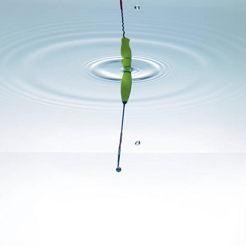 无人,竖图,室内,特写,白天,白色背景,仰视,水下,水,阴影,波纹,透明,反射,液体,影子,气泡,水滴,水底,涟漪,漩涡,水泡,水珠,食物,一个,绿色,水纹,泡泡,诱惑,摄影,影棚,单个,引导,勾引,圆弧,鱼饵,引诱,诱导,彩图,低角度拍摄,影棚拍摄,拍摄