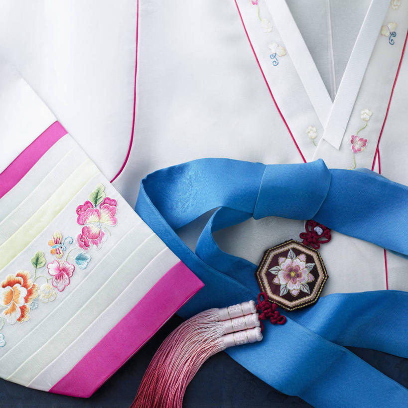 无人,方图,俯视,室内,特写,白天,民族服装,静物,阴影,装饰,反射,丝绸,丝带,影子,缎带,绸带,装饰品,一个,蓝色,装饰物,一件,服饰,单个,华丽,修饰,点缀,饰物,衬托,美观,雅致,雅观,朝鲜服,彩图,高角度拍摄,传统服装,民俗服,韩服