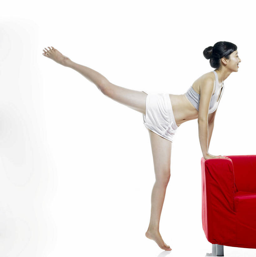 东方人,一个人,站,竖图,室内,白天,白色背景,侧面,椅子,亚洲,仅一个年轻女性,仅一个女性,仅一个人,一把,撑,阴影,内衣,反射,影子,注视,黄种人,光脚,红色,观察,看,站着,赤脚,胸罩,文胸,摄影,影棚,观看,翘,运动文胸,察看,撑着,关注,乳罩,胸衣,运动胸罩,年轻女性,女人,女性,亚洲人,抬头,仰头,站立,彩图,全身,影棚拍摄,拍摄,运动型胸罩