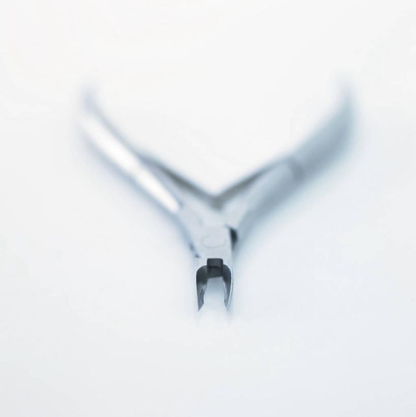 无人,竖图,俯视,室内,特写,白天,白色背景,静物,金属制品,一把,阴影,朦胧,模糊,反射,金属,工具,钳子,影子,美甲,摄影,影棚,指甲钳,指甲刀,美甲工具,彩图,高角度拍摄,影棚拍摄,拍摄