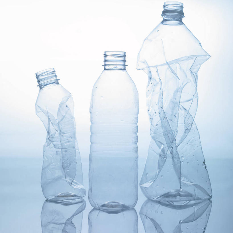 无人,竖图,室内,特写,白天,白色背景,正面,静物,阴影,破旧,陈旧,反射,影子,三个,瓶子,塑料制品,塑料瓶,摄影,影棚,残破,彩图,影棚拍摄,拍摄